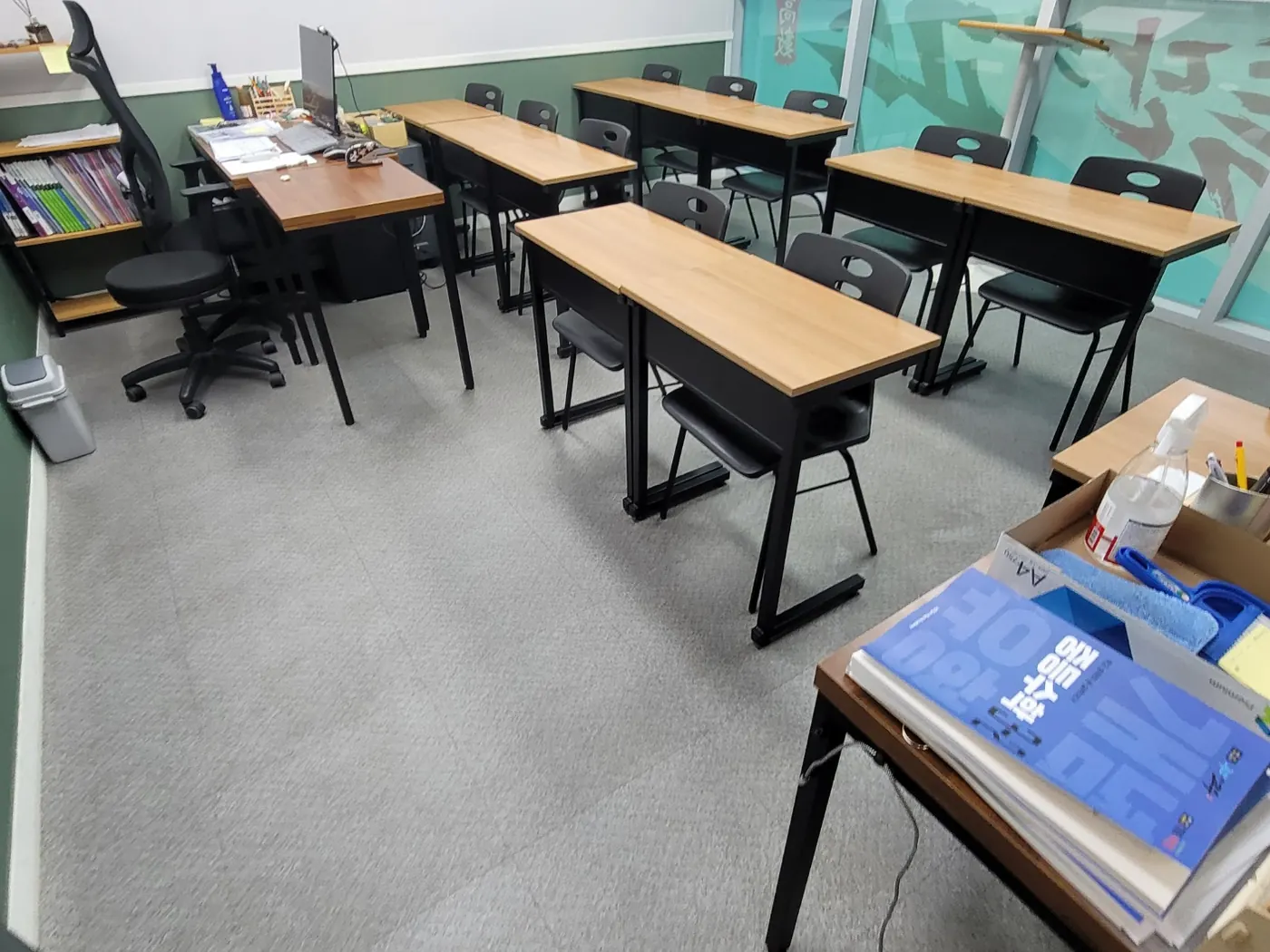 비아동 학원청소 시공 현장 — 강의실 정리