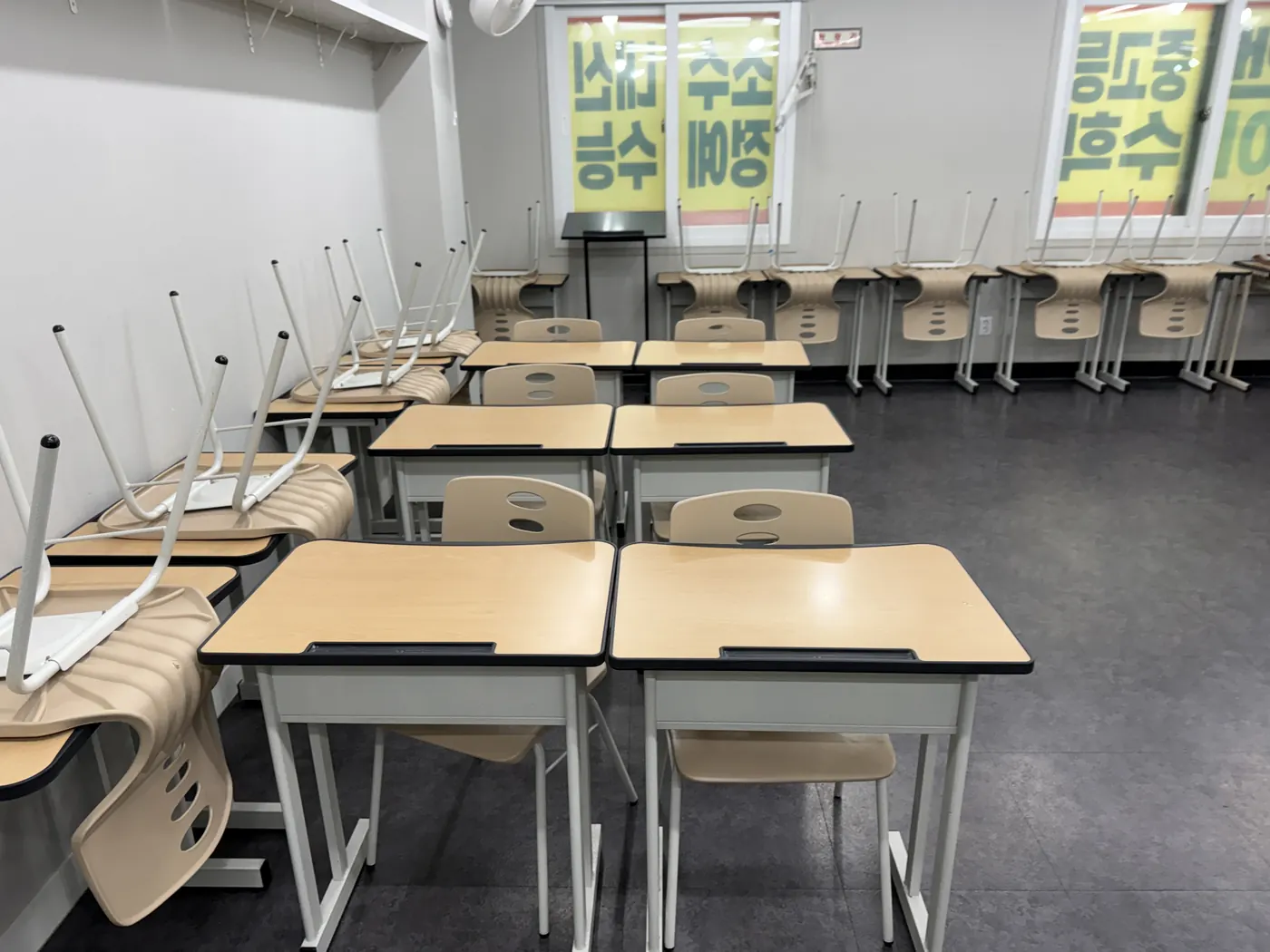 궁동 학원청소 시공 현장 — 강의실 정리