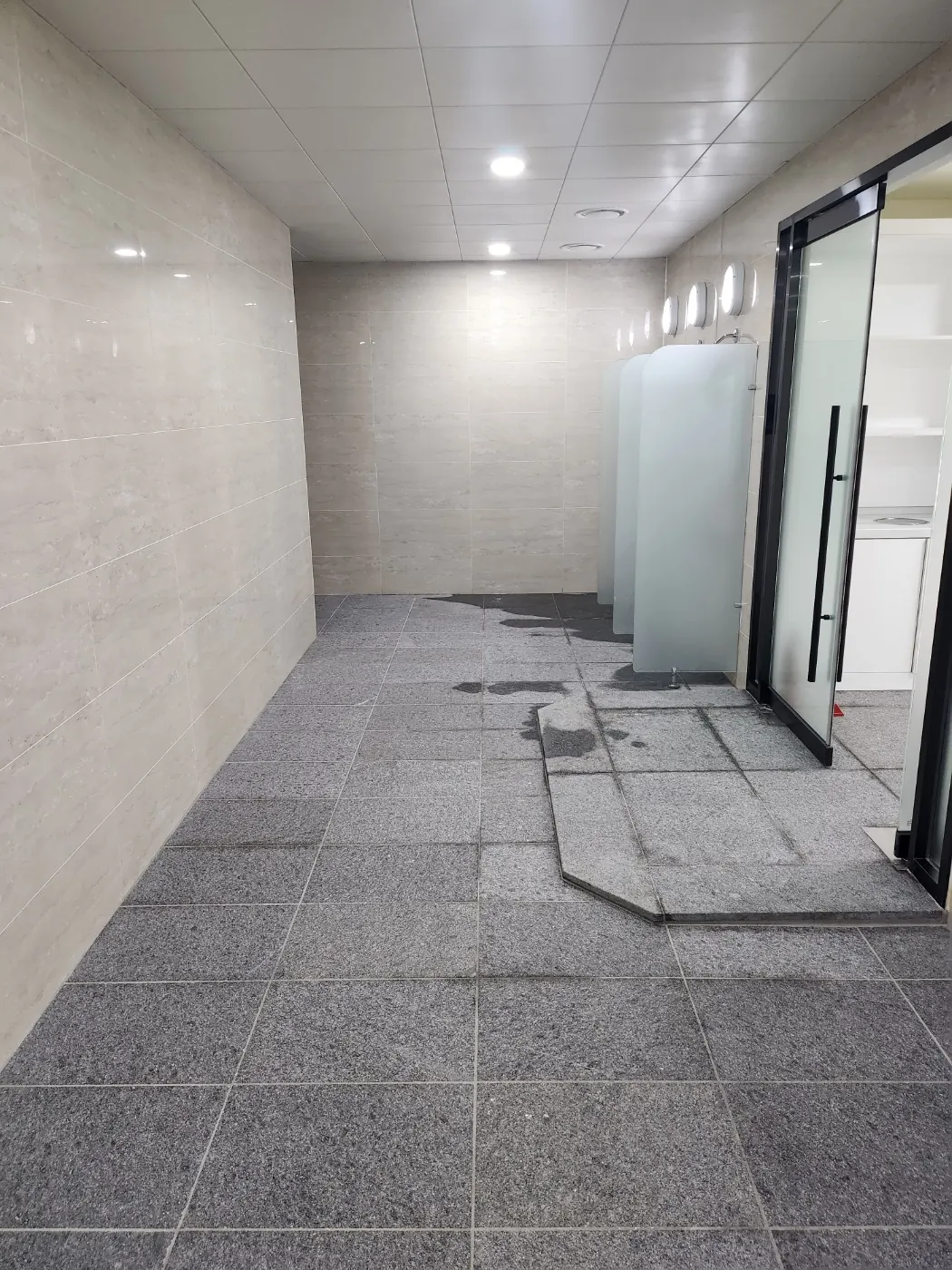 바닥 세정 — 덕남동 목욕탕청소 현장