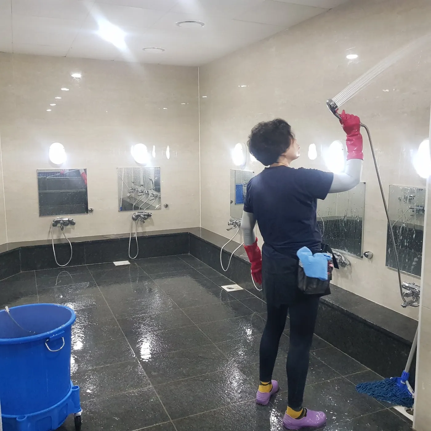 기계 세정 작업 — 대산동 목욕탕청소 현장