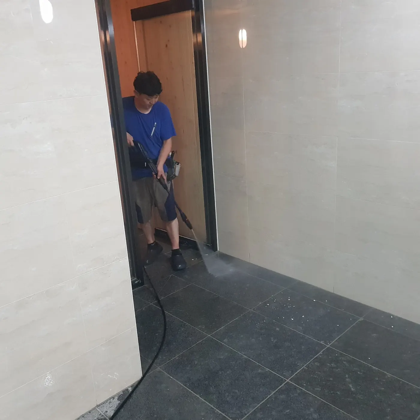기계 세정 작업 — 도호동 목욕탕청소 현장