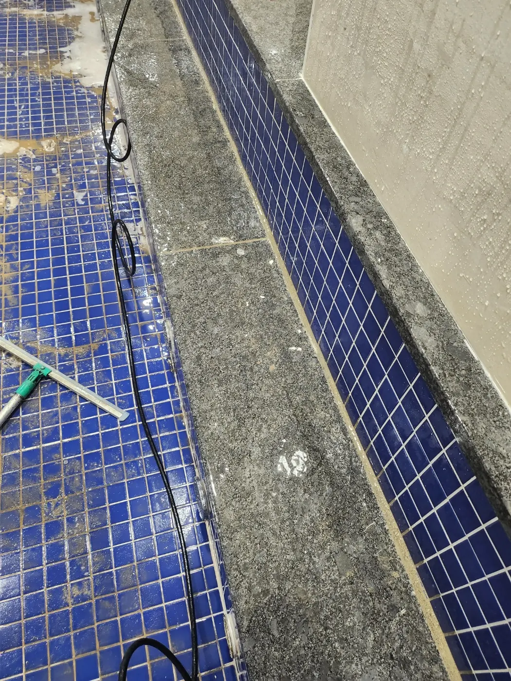 대산동 목욕탕청소 시공 현장 — 탕 내부 세정