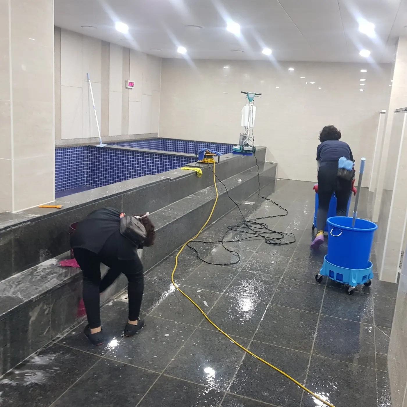 광주권 목욕탕청소 시공 현장 — 탕 내부 세정