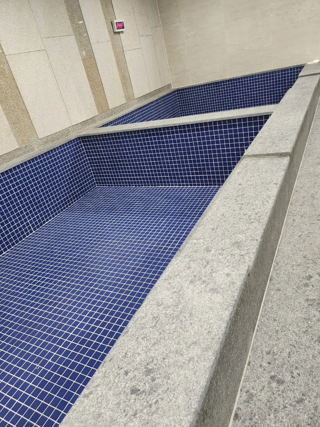 광산구 목욕탕청소 시공 현장 — 탕 내부 세정