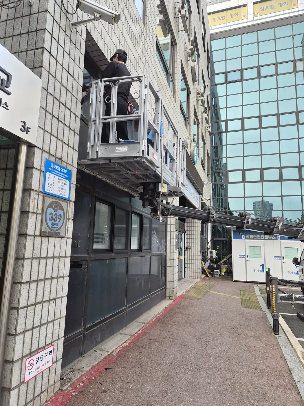 외부 유리 세정 — 광산동 외벽청소 현장
