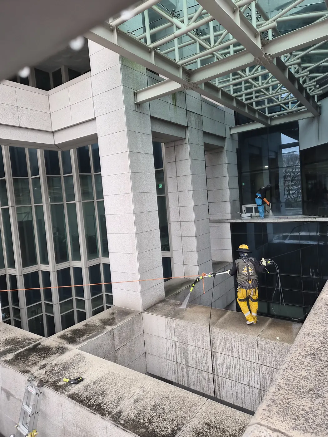 광주권 외벽청소 시공 현장 — 로프 작업