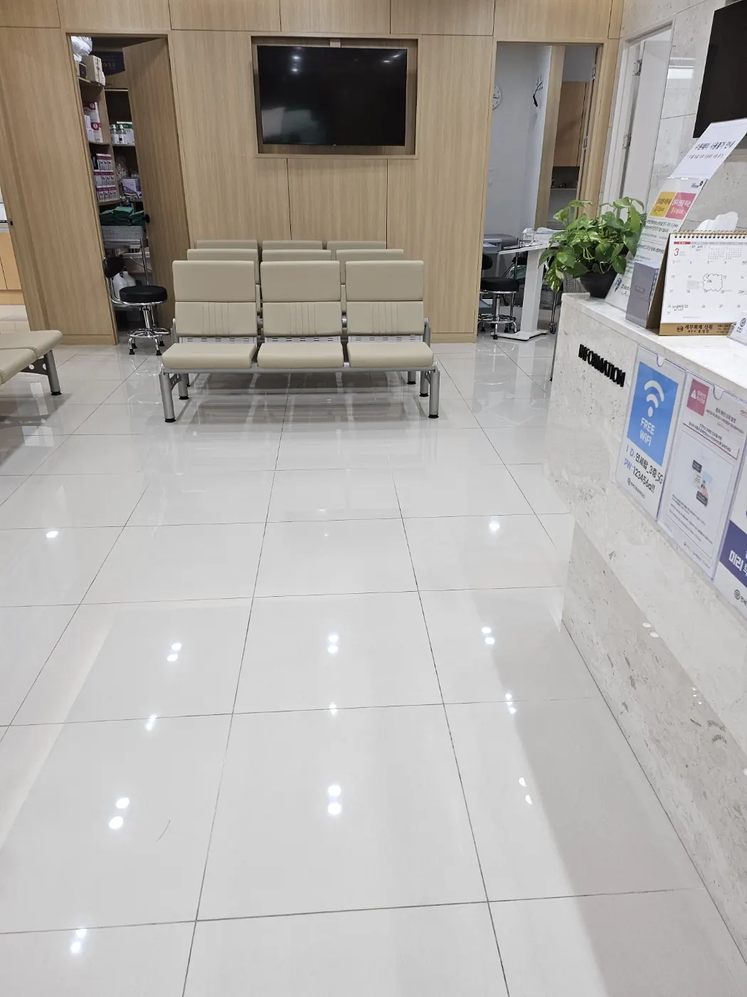 광산구 병원청소 시공 현장 — 대기실 정리