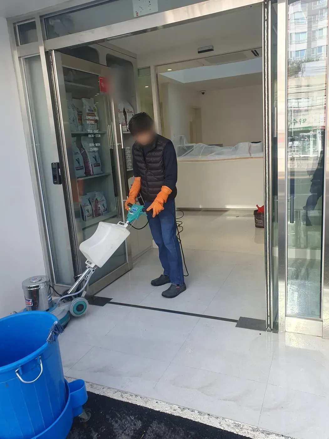바닥 기계 세정 — 덕의동 병원청소 현장