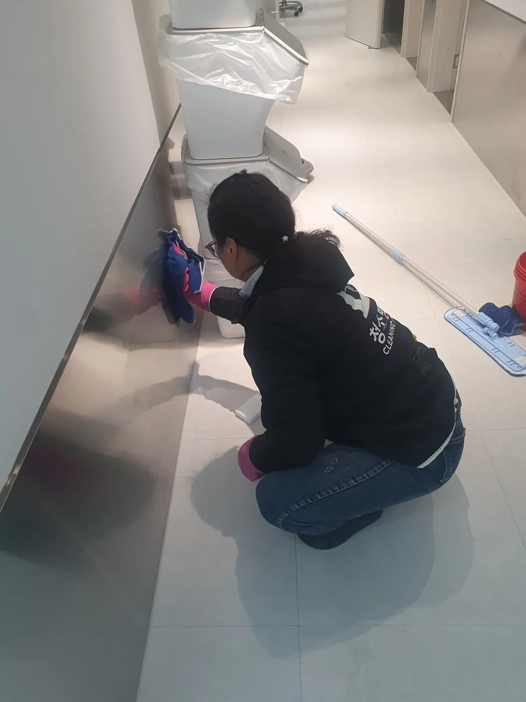 바닥 물걸레 마감 — 동산동 병원청소 현장