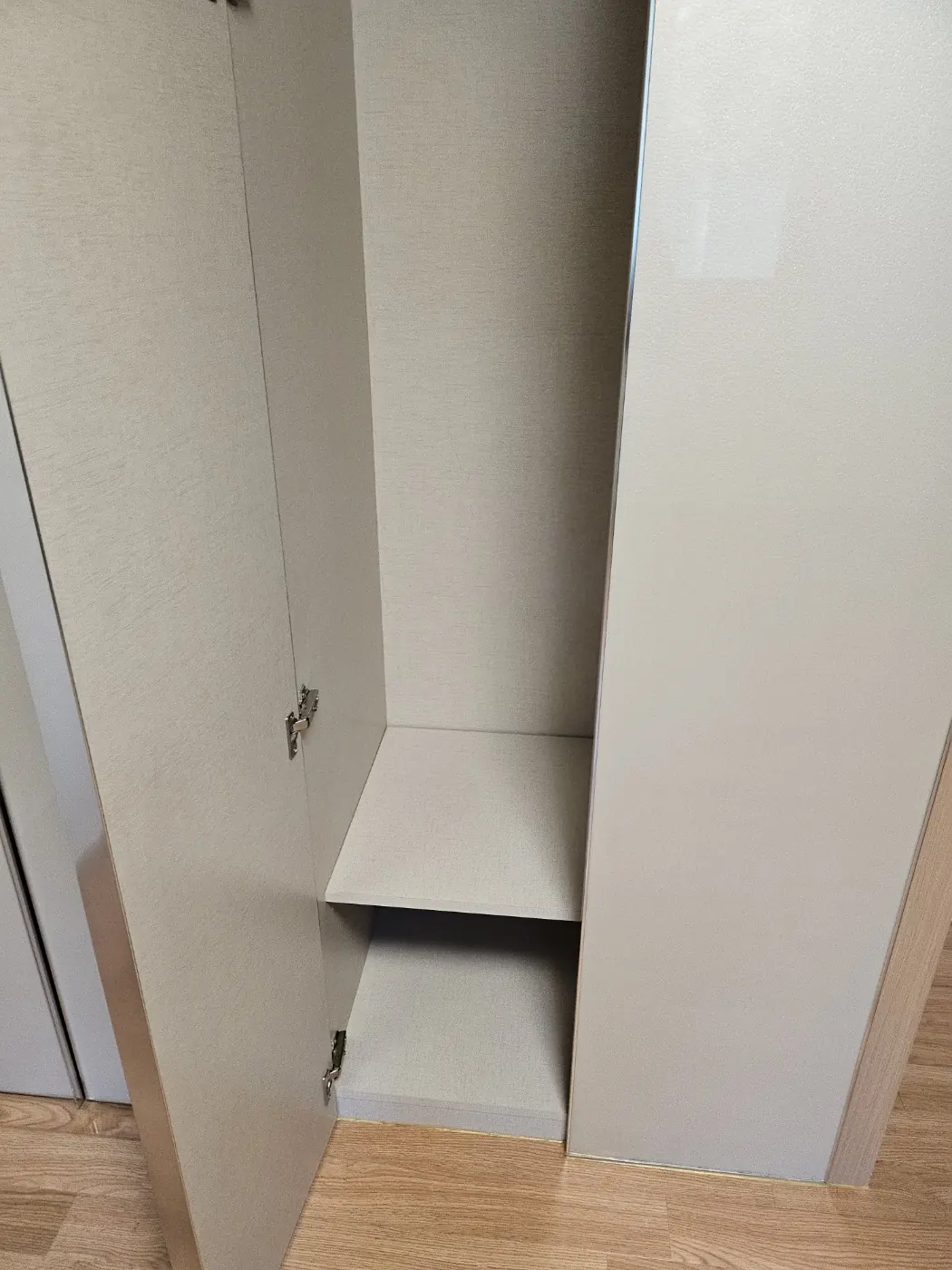 붙박이장 내부 — 봉선동 입주청소 현장