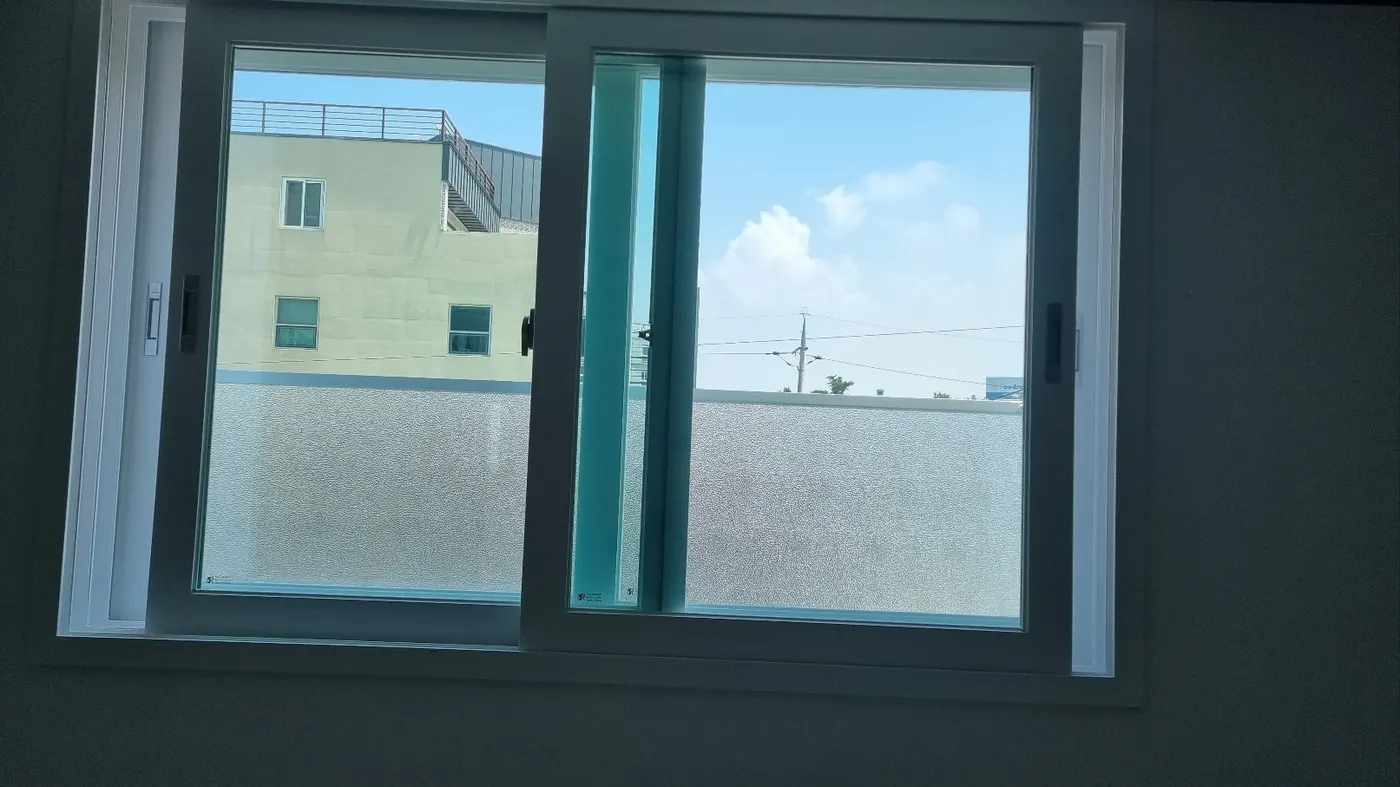 창틀 레일 청소 — 금동 입주청소 현장