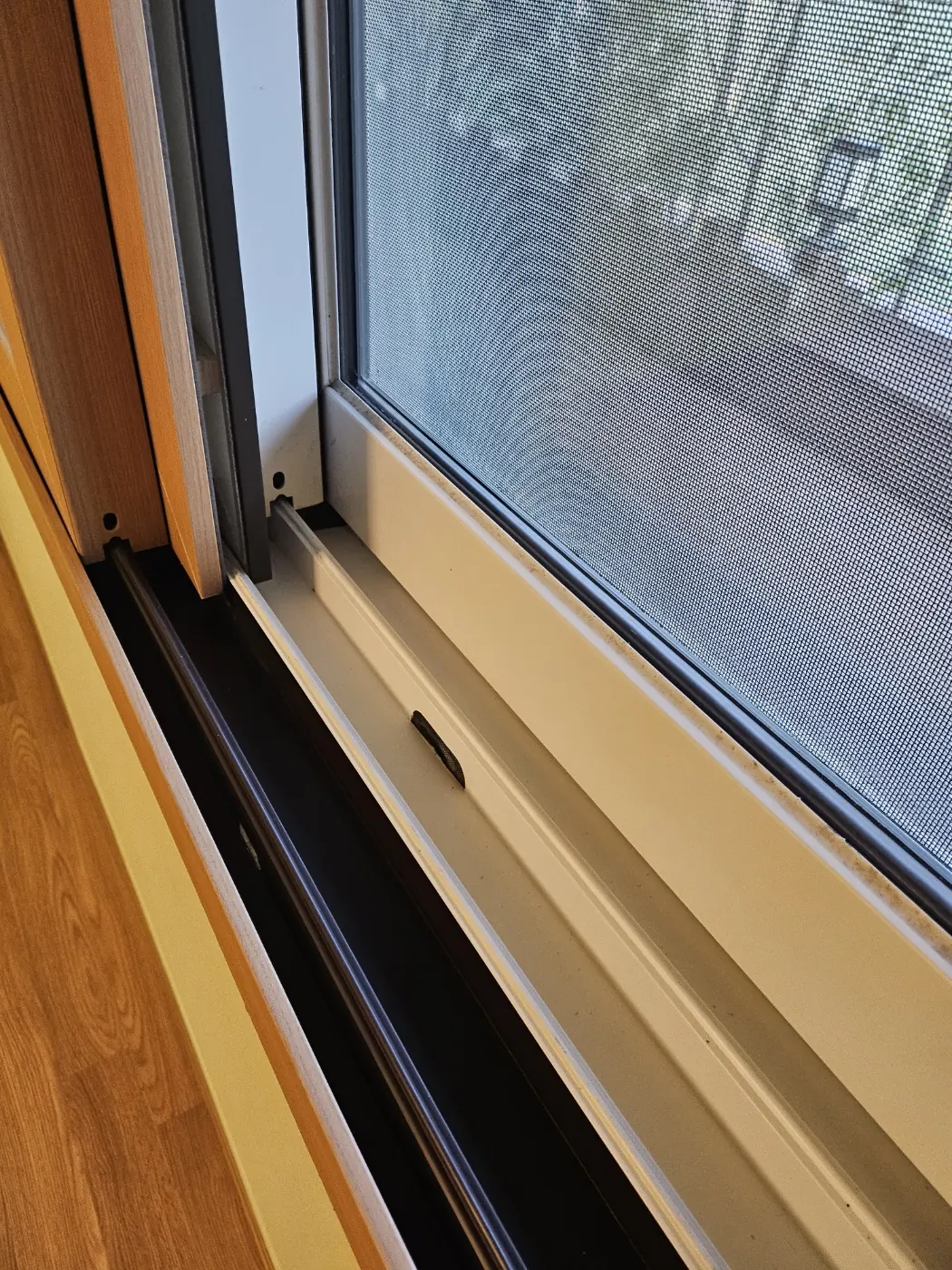 창틀 레일 청소 — 광산구 입주청소 현장