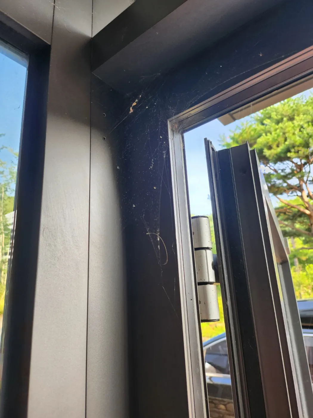 창호 마감 확인 — 삼각동 준공청소 현장