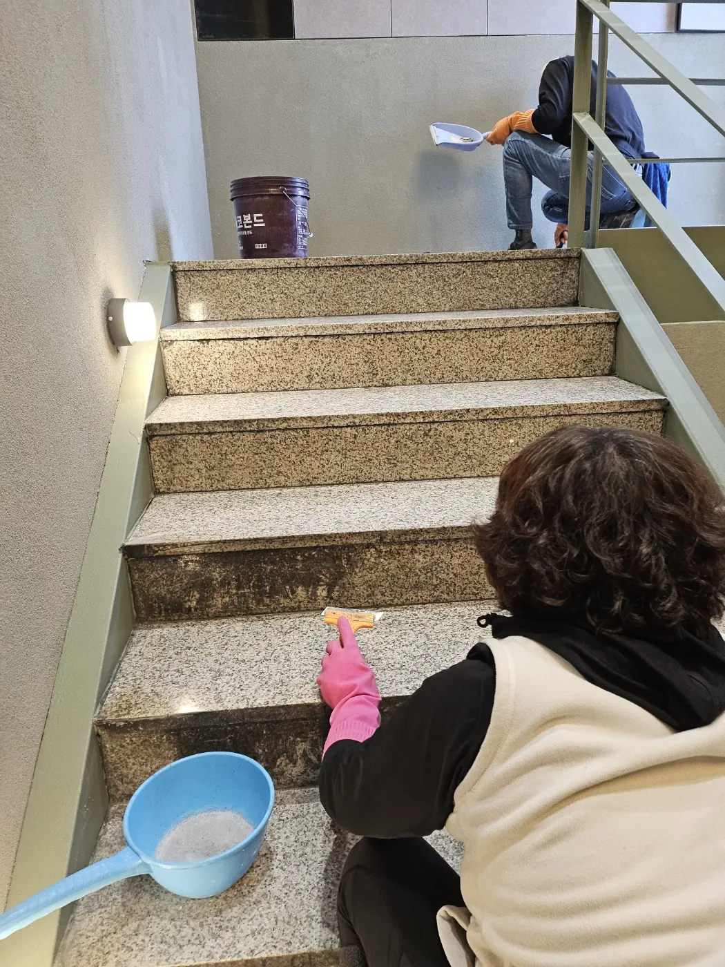 창호 마감 확인 — 백운동 준공청소 현장