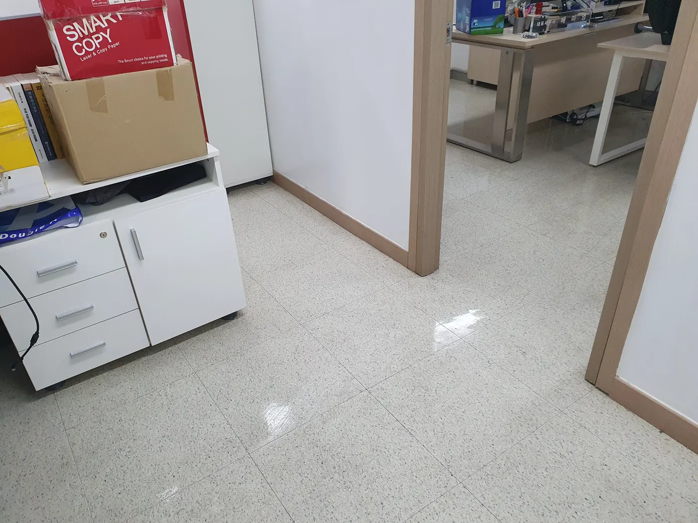 북동 사무실청소 시공 현장 — 복도 바닥 마감