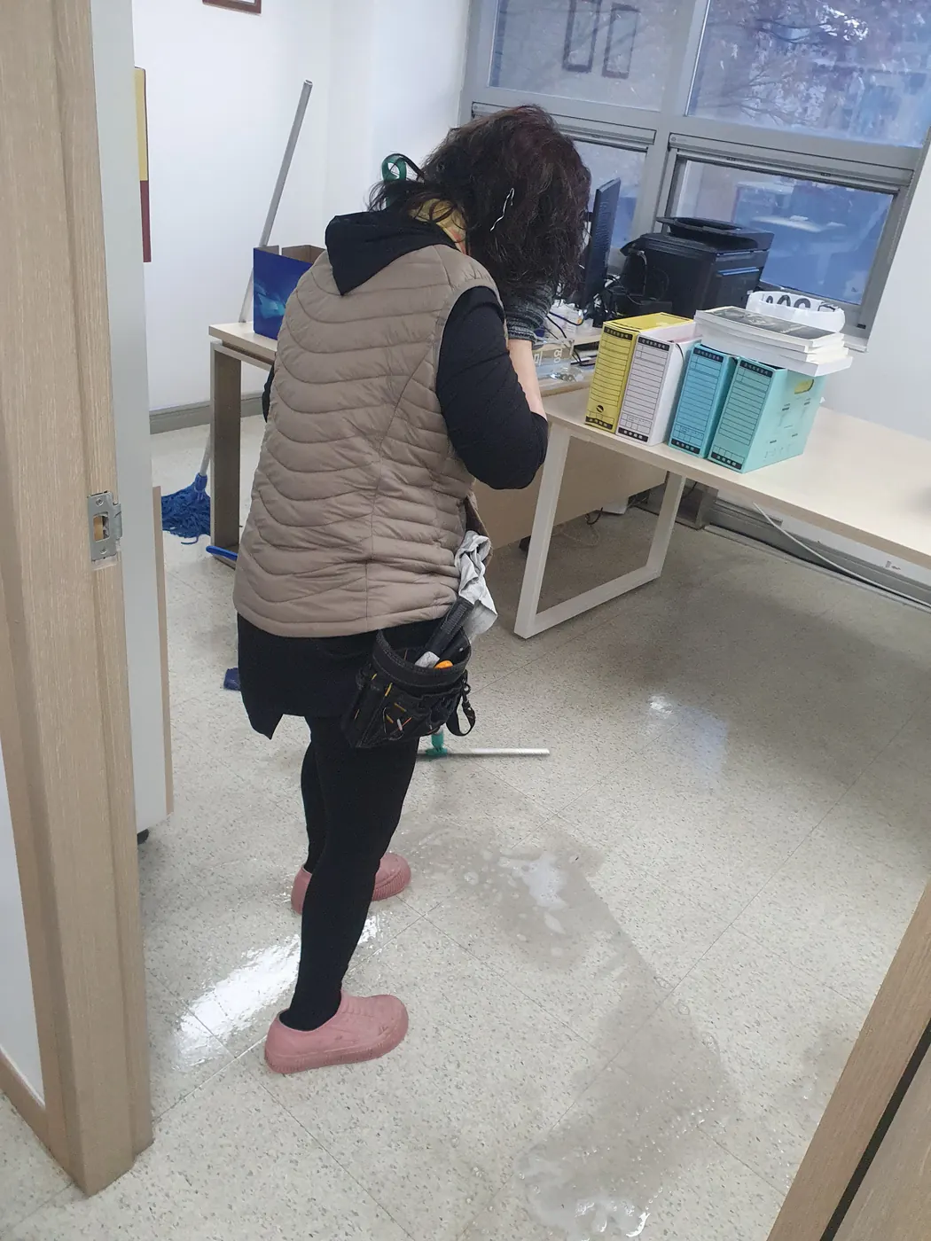 바닥 세정 진행 — 내남동 사무실청소 현장