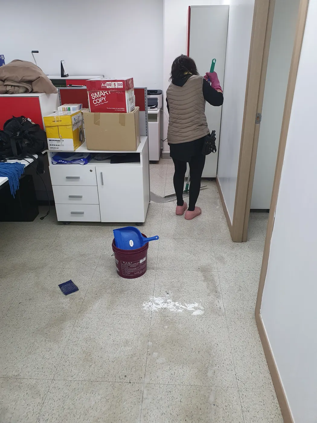 바닥 물걸레 마감 — 서동 사무실청소 현장
