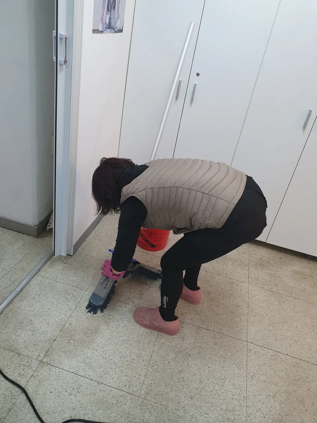 바닥 세정 진행 — 문흥동 사무실청소 현장