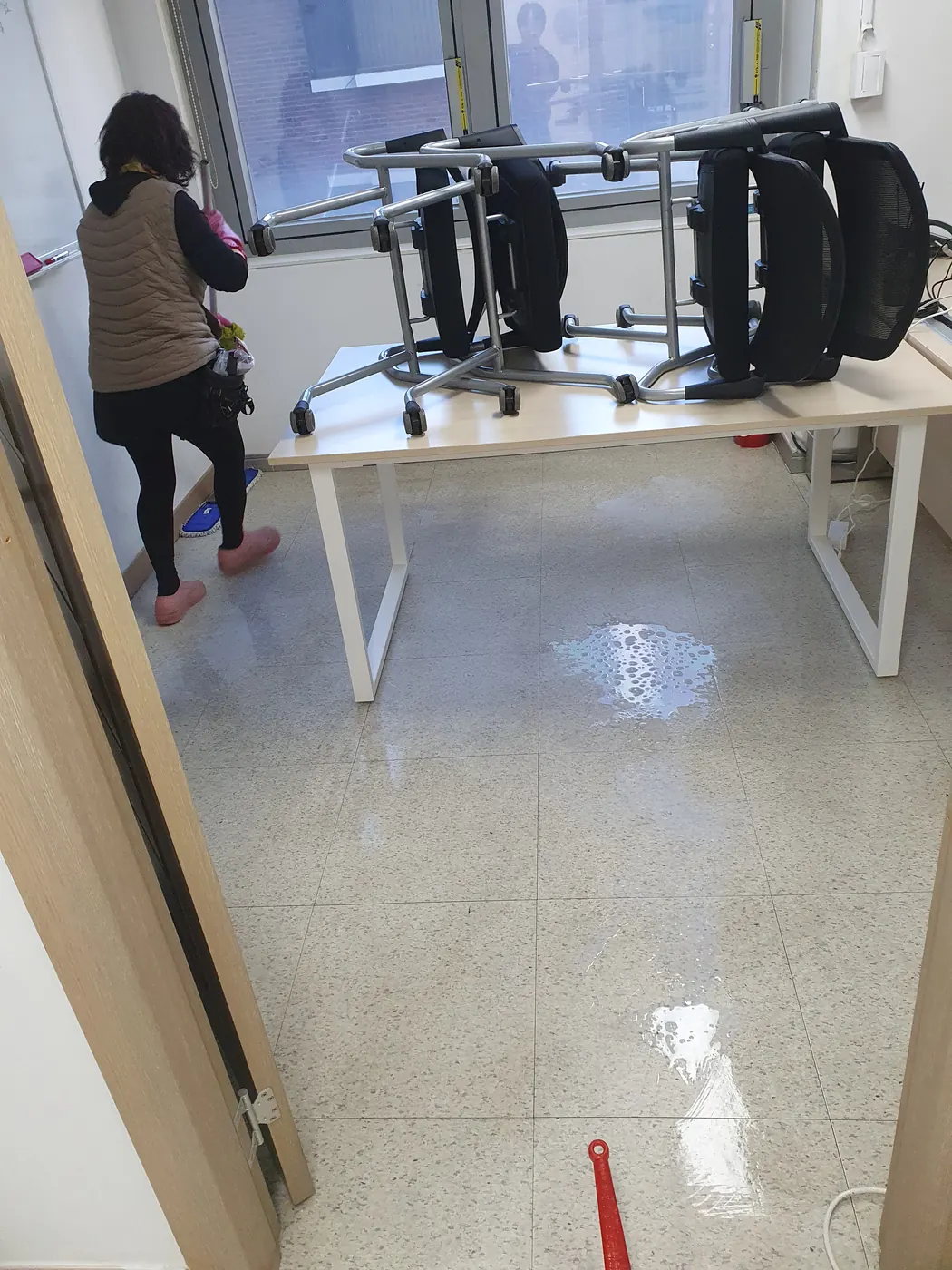 바닥 세정 진행 — 마륵동 사무실청소 현장
