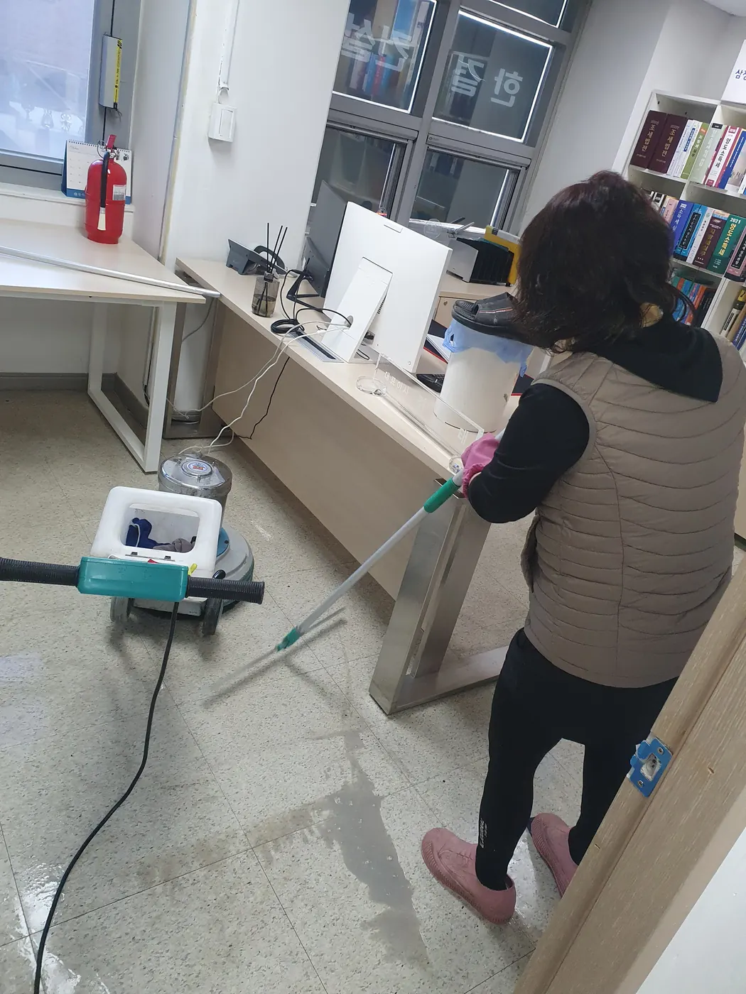 바닥 폴리셔 작업 — 대촌동 사무실청소 현장
