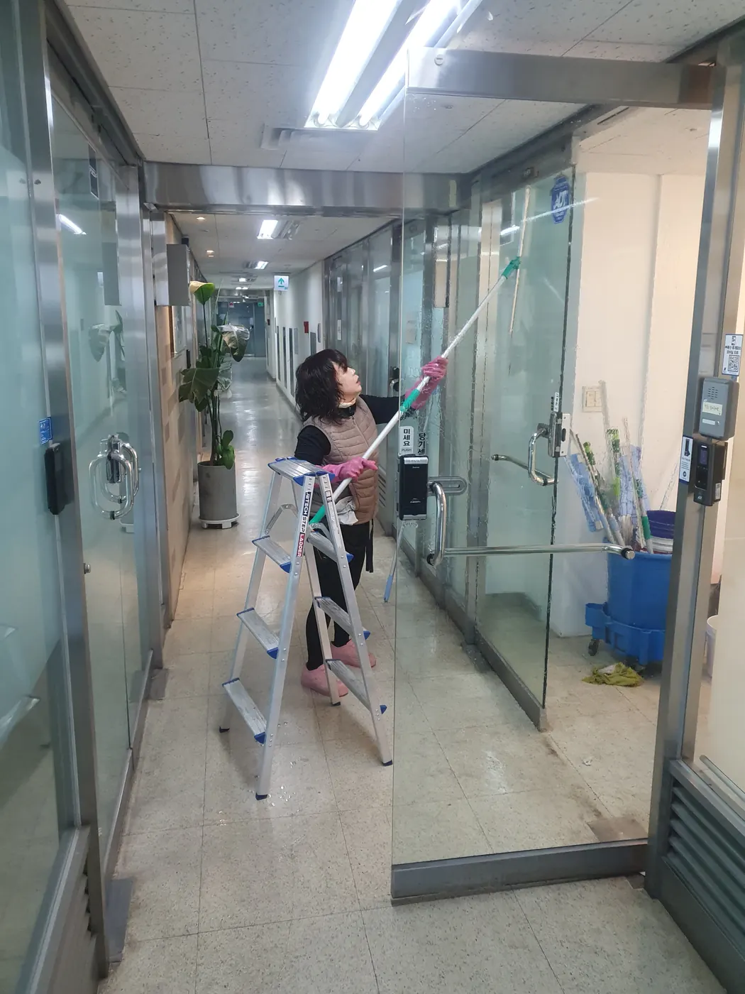 외부 유리 작업 — 산수동 사무실청소 현장