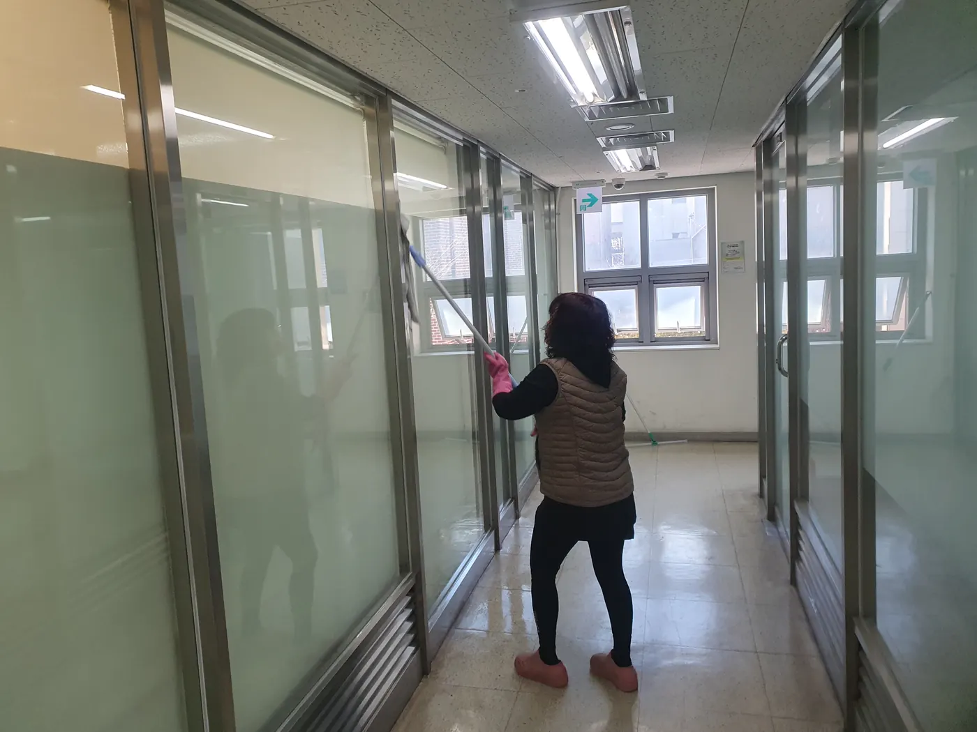 창호 청소 — 도호동 사무실청소 현장