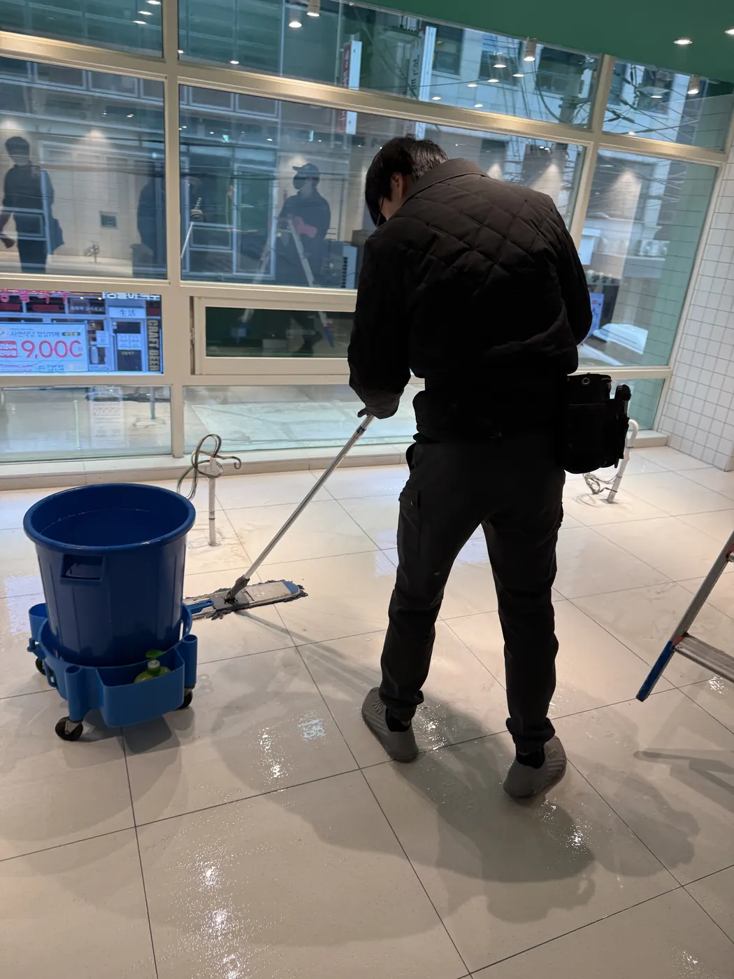 비아동 식당청소 시공 현장 — 바닥 마감 상태