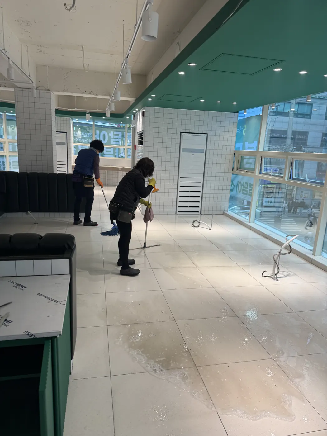 대지동 식당청소 시공 현장 — 바닥 마감 상태