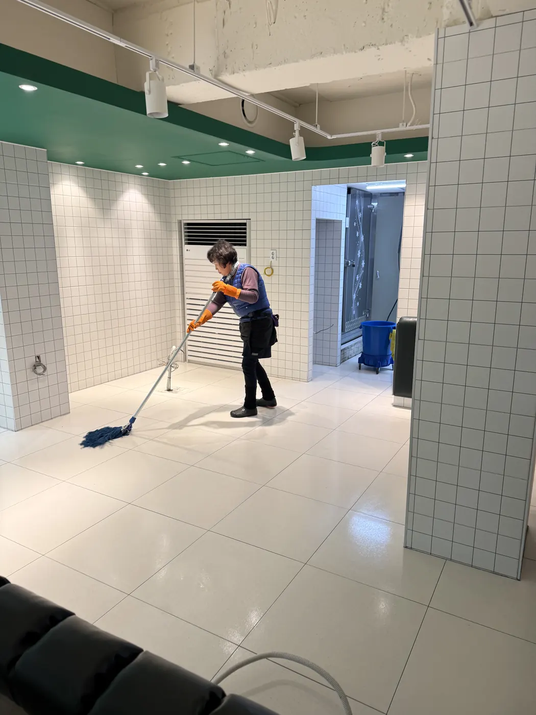 광주권 식당청소 시공 현장 — 주방 바닥 세정