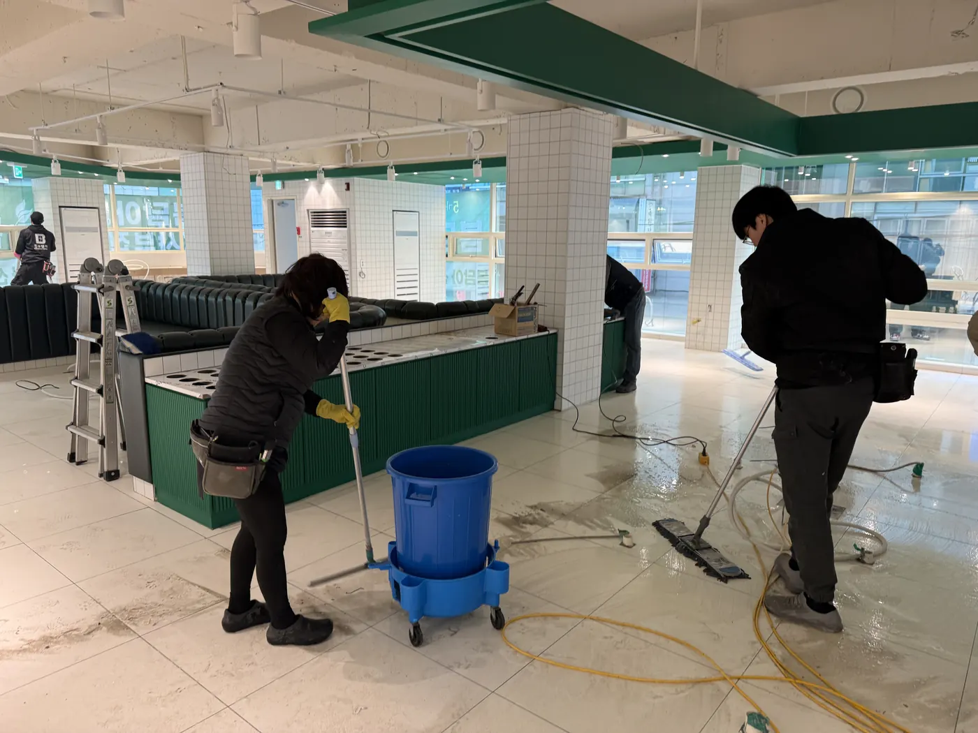 마륵동 식당청소 시공 현장 — 주방 바닥 세정