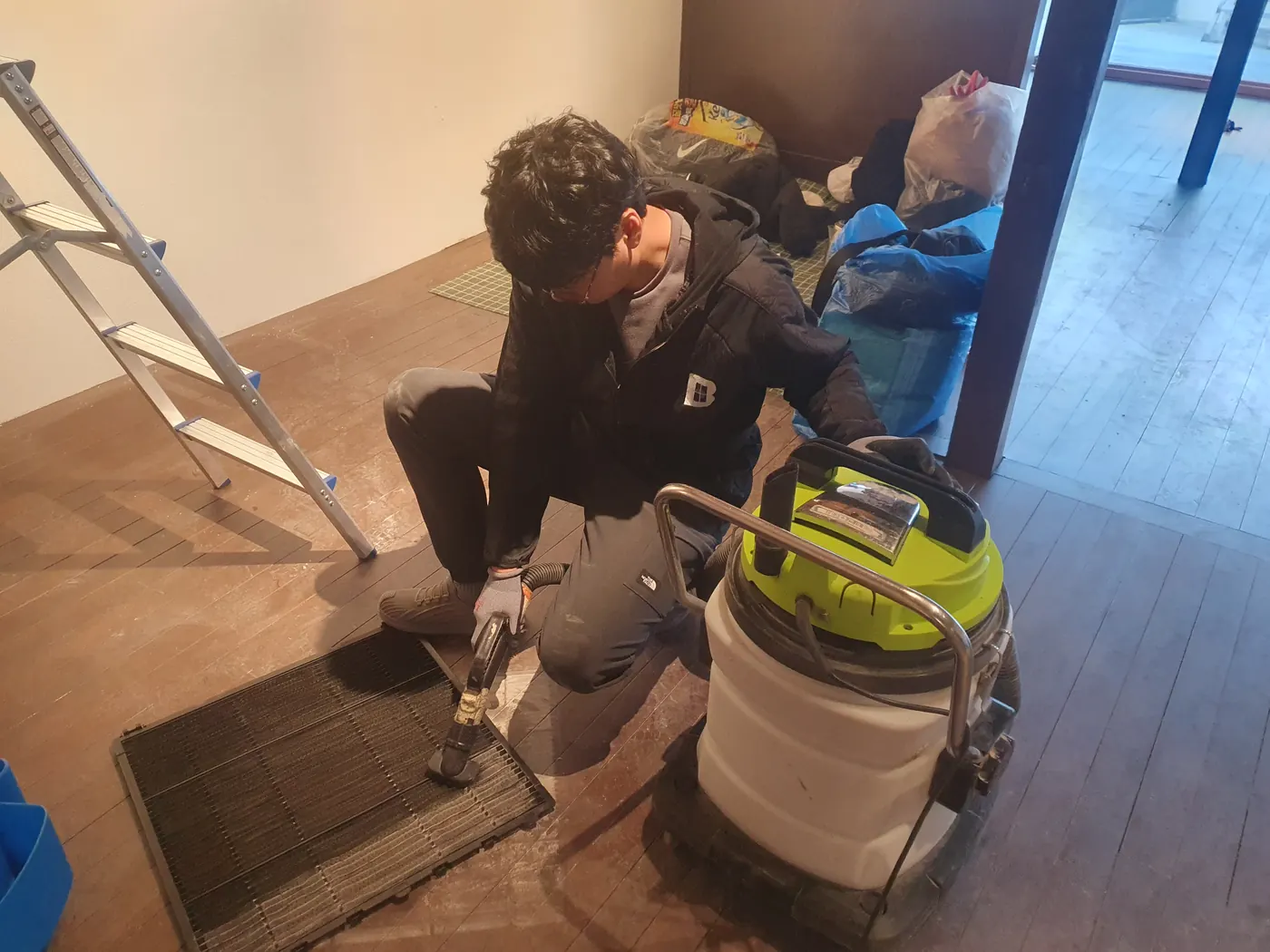 세정 진행 — 벽진동 식당청소 현장