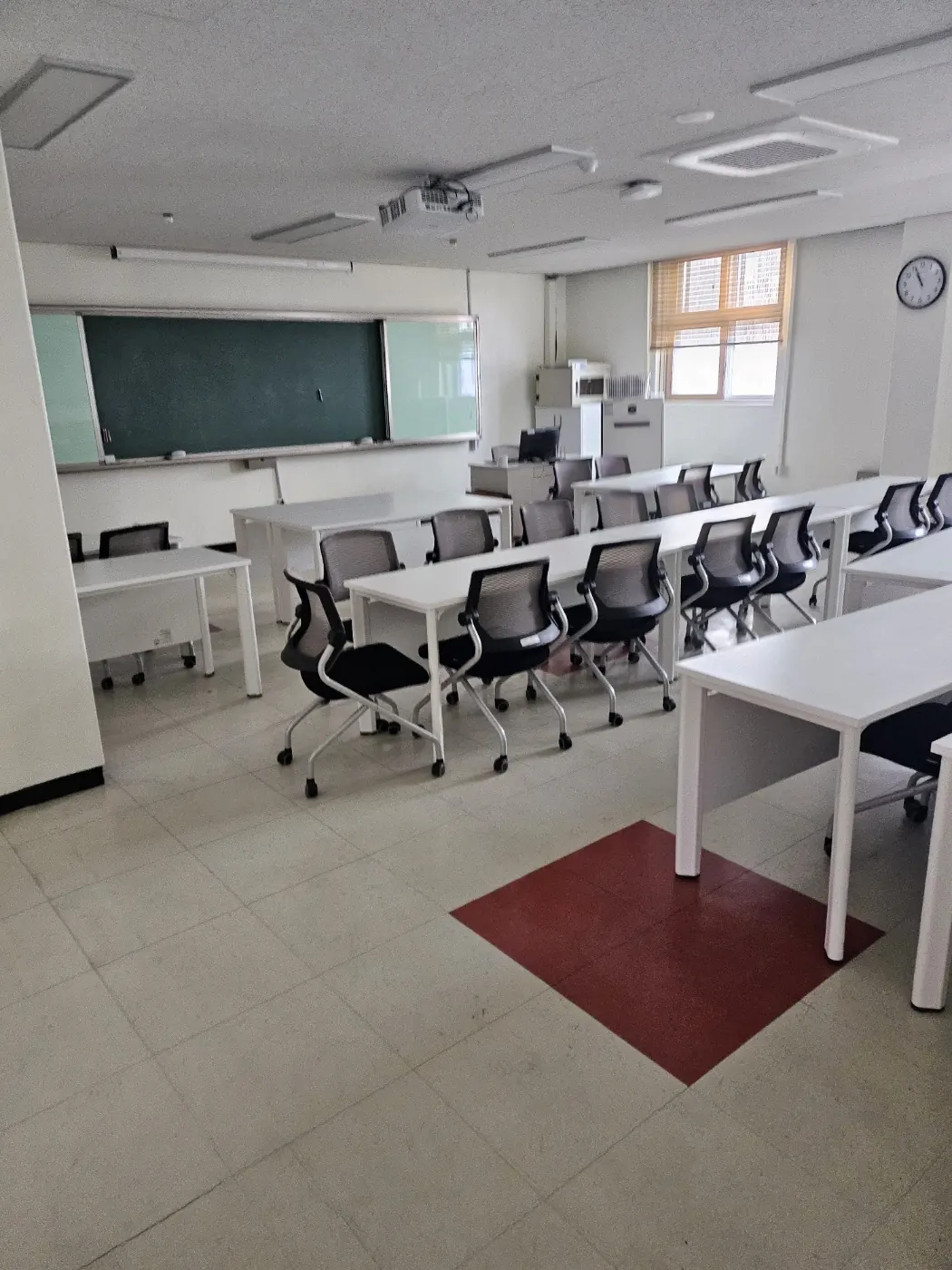 용봉동 학교청소 시공 현장 — 교실 정리