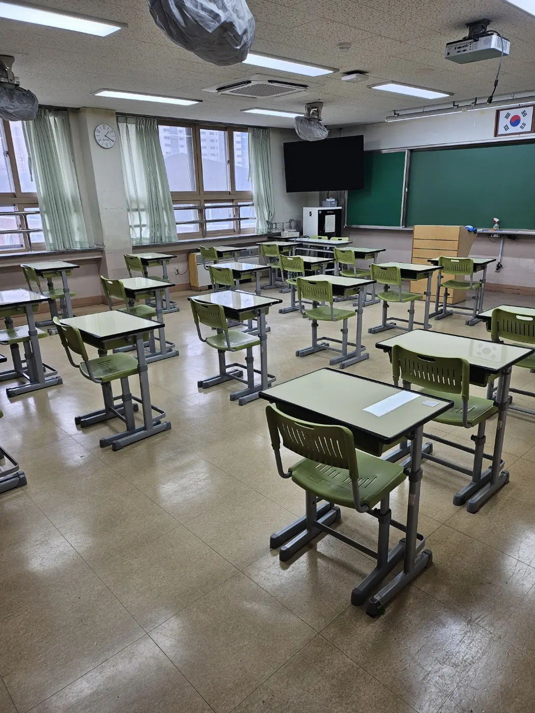등임동 학교청소 시공 현장 — 교실 마감