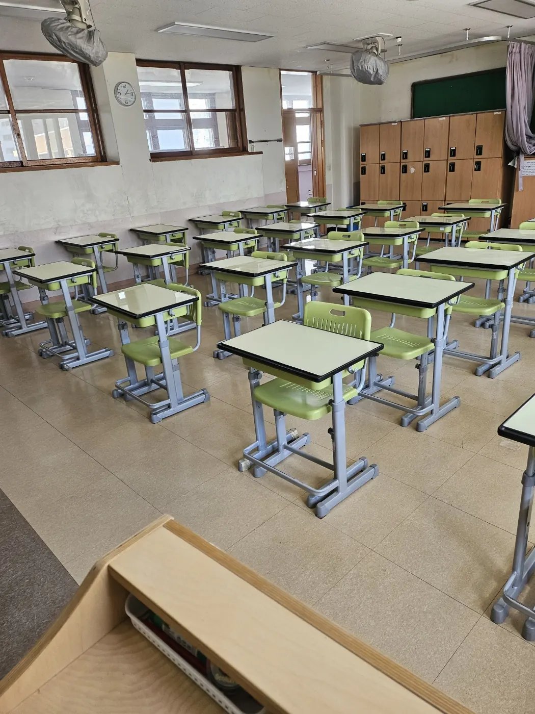 동림동 학교청소 시공 현장 — 교실 정리