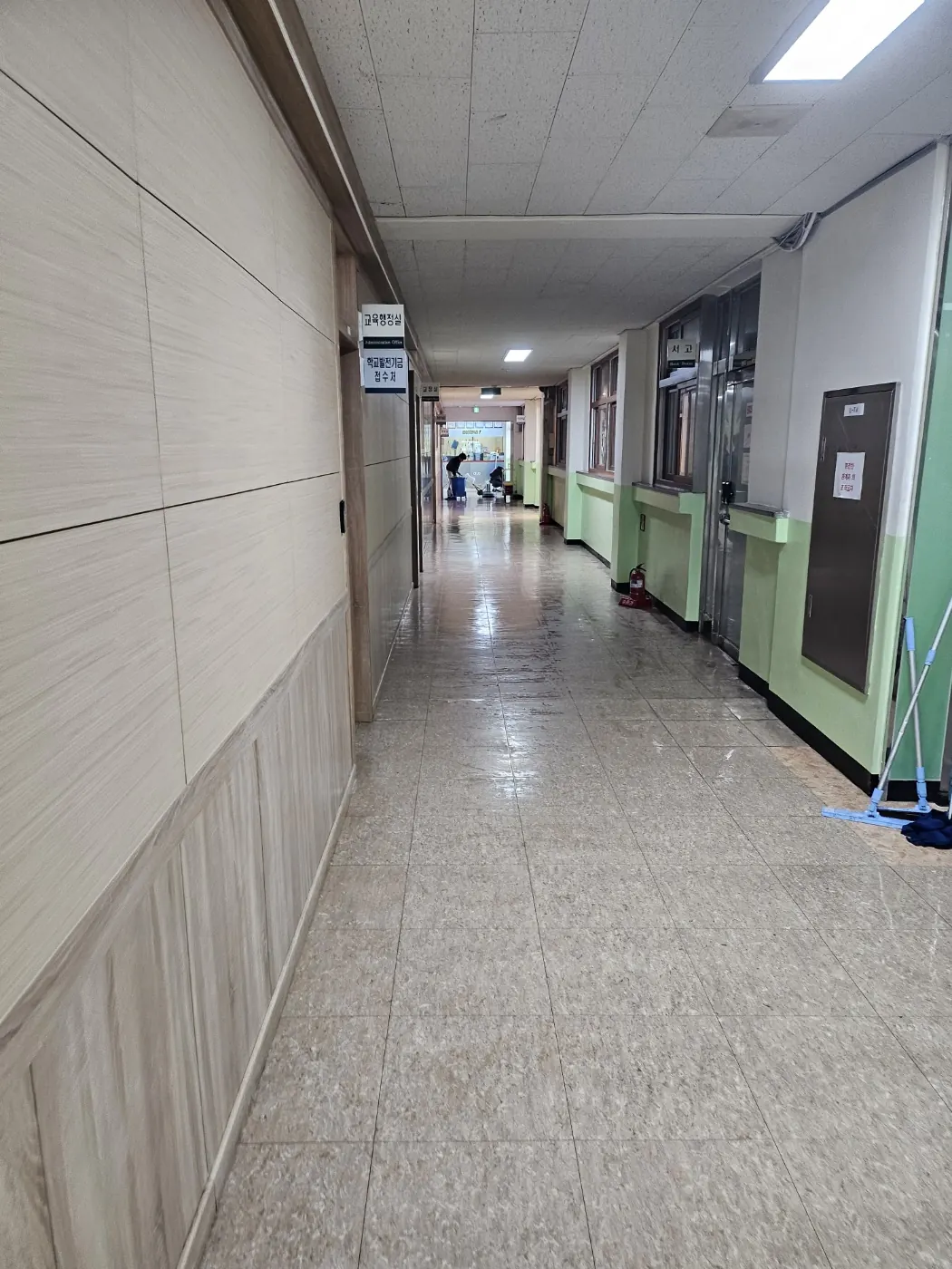 금남로1가 학교청소 시공 현장 — 복도 관리