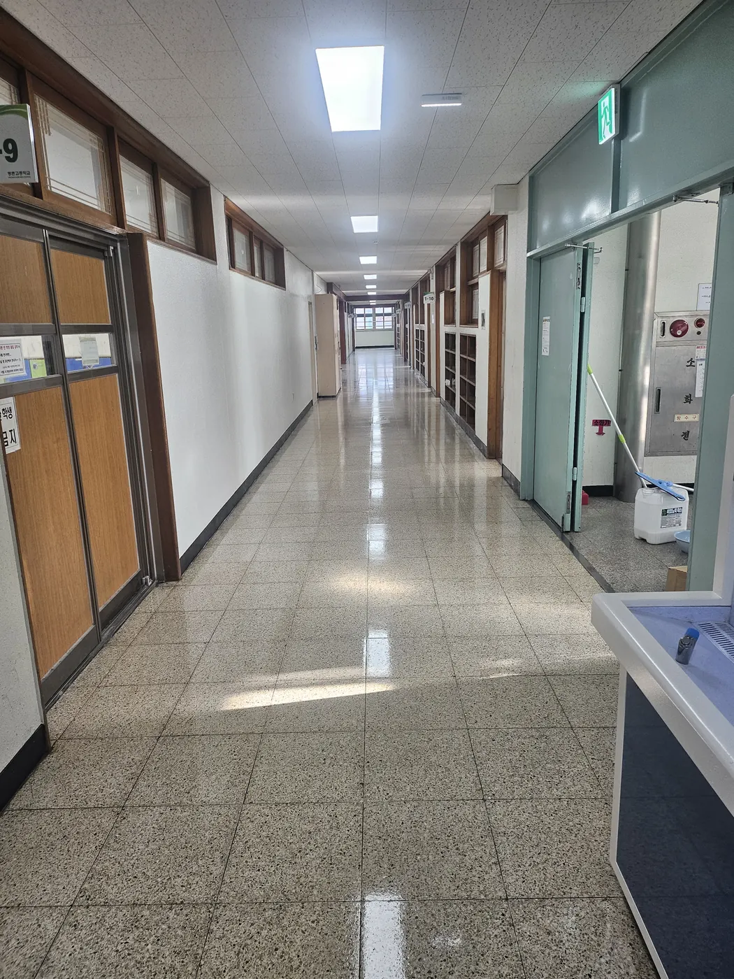 본촌동 학교청소 시공 현장 — 통로 정리