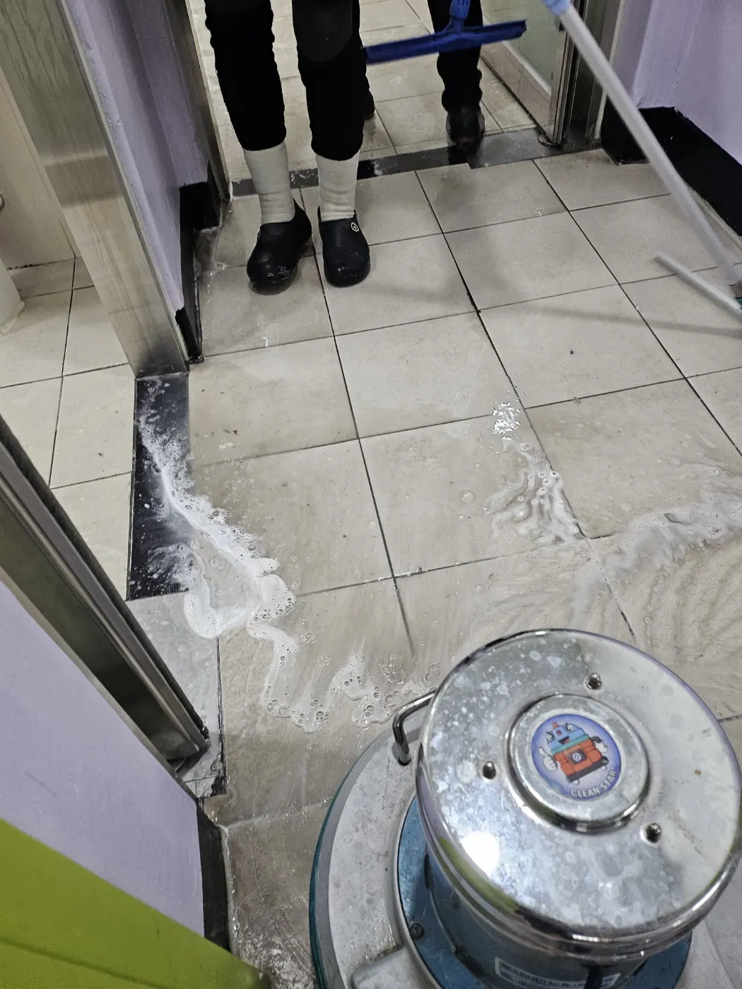 바닥 기계 세정 — 마륵동 학교청소 현장