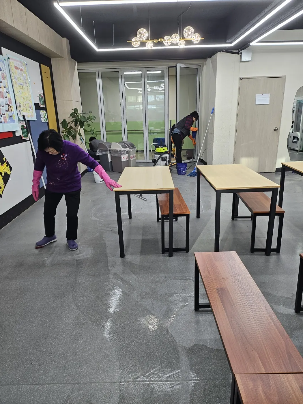 바닥 물걸레 마감 — 사동 학교청소 현장
