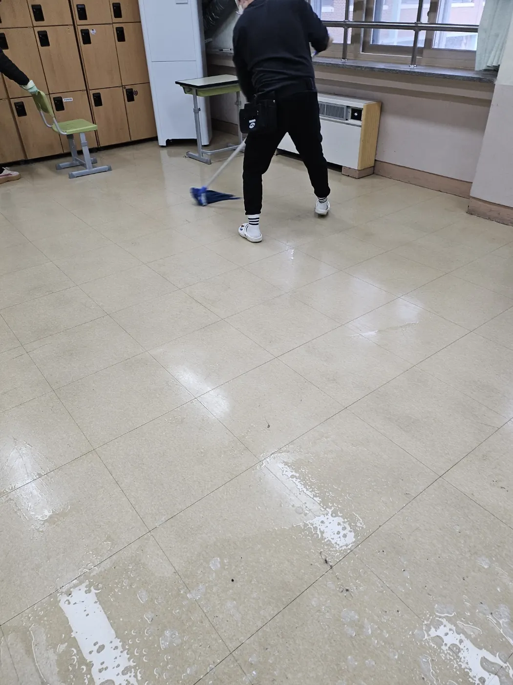 바닥 물걸레 마감 — 구소동 학교청소 현장