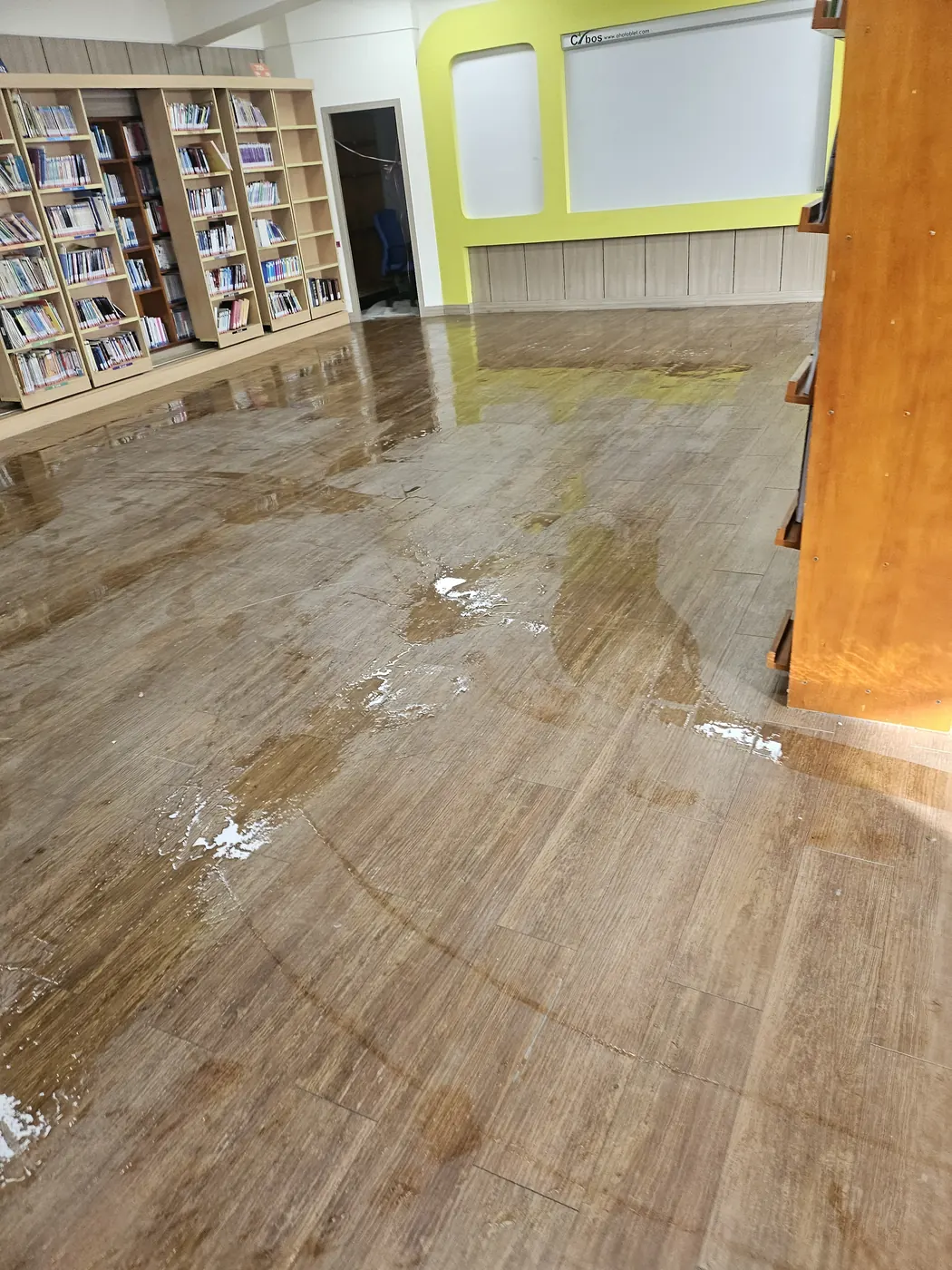 바닥 물걸레 마감 — 광산구 학교청소 현장